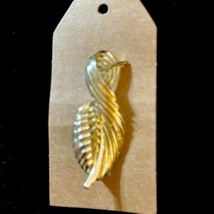 Vintage Gold tone Turned leaf brooch